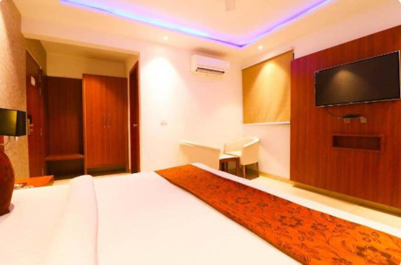 Hôtel Wowstops-Clark Near Delhi Airport à New Delhi Extérieur photo